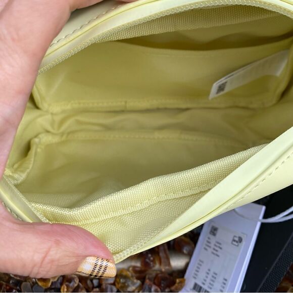 Rains Box Crossbody/Shoulder Bag Yellow (Straw) New! New w/Tag (NWT) Retail $110 - Picture 4 of 8